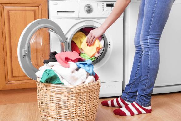 Vì sao quần áo giặt xong có mùi hôi?
